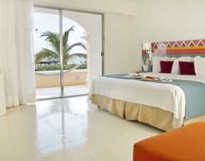 Day use room with natural light at All Ritmo Cancún & Waterpark.