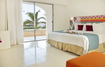 Day use room with natural light at All Ritmo Cancún & Waterpark.