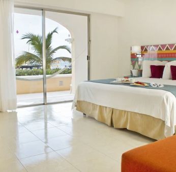 Day use room with natural light at All Ritmo Cancún & Waterpark.