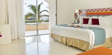 Day use room with natural light at All Ritmo Cancún & Waterpark.