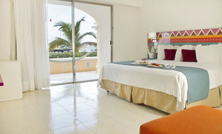 Day use room with natural light at All Ritmo Cancún & Waterpark.