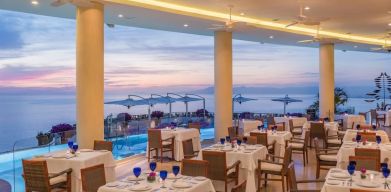 Dining room with sea view at Grand Miramar All Luxury Suites & Residences.