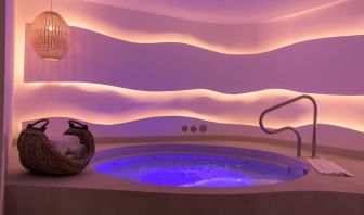 Hot tub at Grand Miramar All Luxury Suites & Residences.