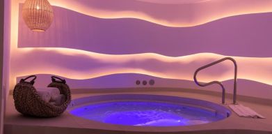 Hot tub at Grand Miramar All Luxury Suites & Residences.