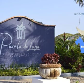 Hotel entrance at Puerto De Luna Pet Friendly & Family Suites.