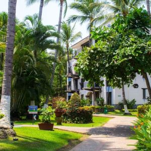 Hotel gardens at Puerto De Luna Pet Friendly & Family Suites.