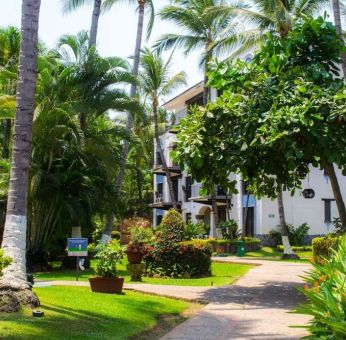 Hotel gardens at Puerto De Luna Pet Friendly & Family Suites.