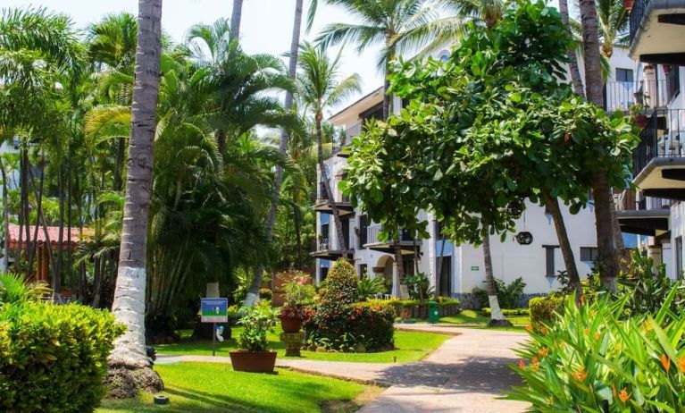 Hotel gardens at Puerto De Luna Pet Friendly & Family Suites.