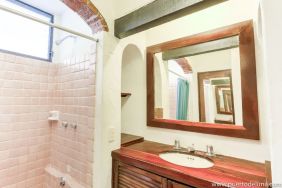 Guest bathroom with shower at Puerto De Luna Pet Friendly & Family Suites.