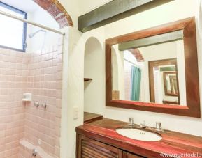 Guest bathroom with shower at Puerto De Luna Pet Friendly & Family Suites.