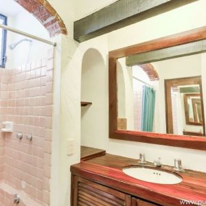 Guest bathroom with shower at Puerto De Luna Pet Friendly & Family Suites.