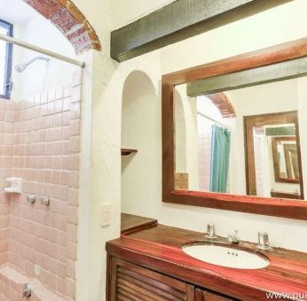 Guest bathroom with shower at Puerto De Luna Pet Friendly & Family Suites.