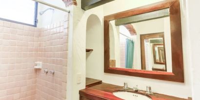 Guest bathroom with shower at Puerto De Luna Pet Friendly & Family Suites.