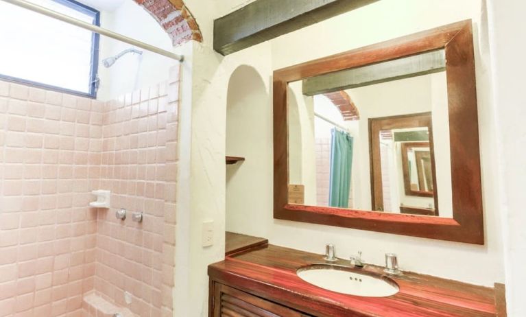 Guest bathroom with shower at Puerto De Luna Pet Friendly & Family Suites.