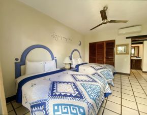 Two queen beds at Puerto De Luna Pet Friendly & Family Suites.