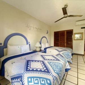 Two queen beds at Puerto De Luna Pet Friendly & Family Suites.