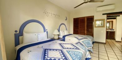 Two queen beds at Puerto De Luna Pet Friendly & Family Suites.