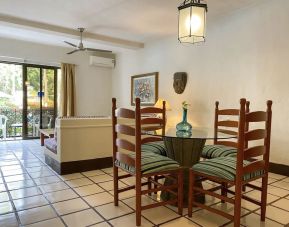 Day use room with dining room at Puerto De Luna Pet Friendly & Family Suites.