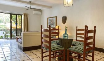 Day use room with dining room at Puerto De Luna Pet Friendly & Family Suites.