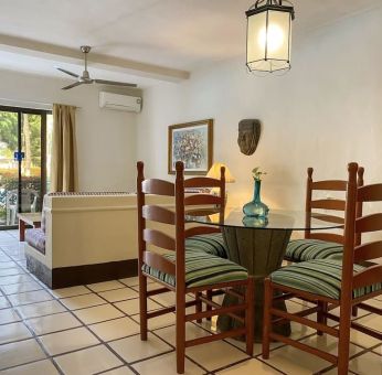 Day use room with dining room at Puerto De Luna Pet Friendly & Family Suites.