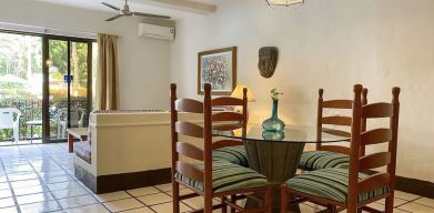 Day use room with dining room at Puerto De Luna Pet Friendly & Family Suites.