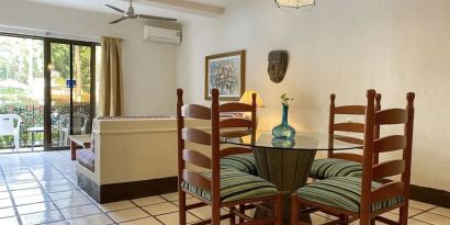 Day use room with dining room at Puerto De Luna Pet Friendly & Family Suites.