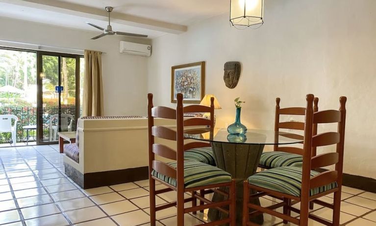 Day use room with dining room at Puerto De Luna Pet Friendly & Family Suites.