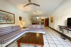 Day use room with lounge area at Puerto De Luna Pet Friendly & Family Suites.