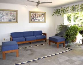 Lobby and coworking space at Puerto De Luna Pet Friendly & Family Suites.