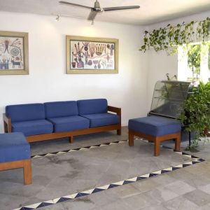 Lobby and coworking space at Puerto De Luna Pet Friendly & Family Suites.