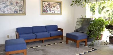 Lobby and coworking space at Puerto De Luna Pet Friendly & Family Suites.