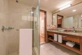 Guest bathroom with shower at Suites Perisur Furnished Apartments.