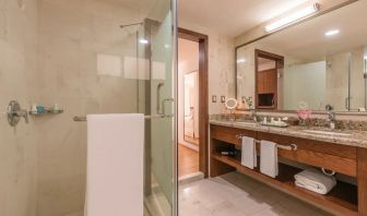 Guest bathroom with shower at Suites Perisur Furnished Apartments.