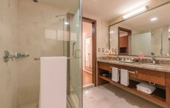 Guest bathroom with shower at Suites Perisur Furnished Apartments.