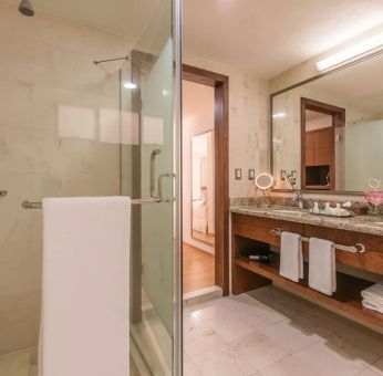 Guest bathroom with shower at Suites Perisur Furnished Apartments.