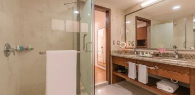 Guest bathroom with shower at Suites Perisur Furnished Apartments.