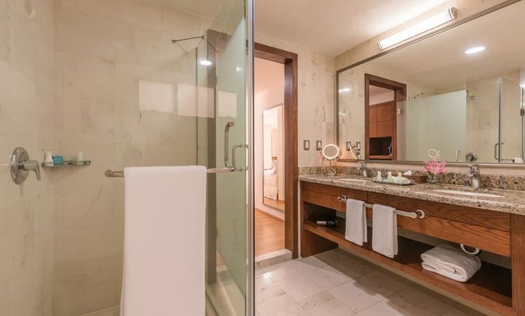 Guest bathroom with shower at Suites Perisur Furnished Apartments.