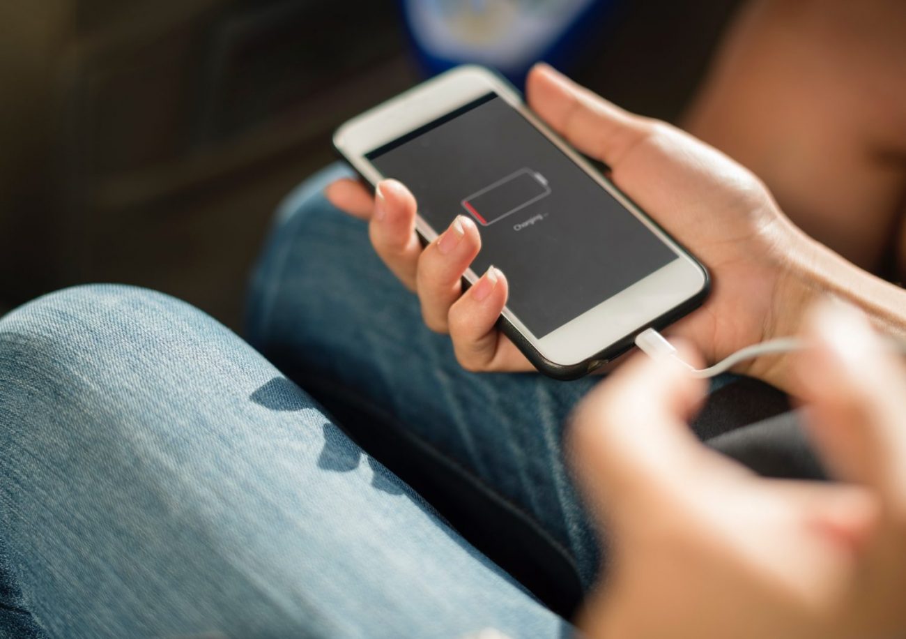 19 Tips to Keep Your Phone Battery Charged While Traveling